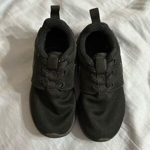Nike boys black size 10c